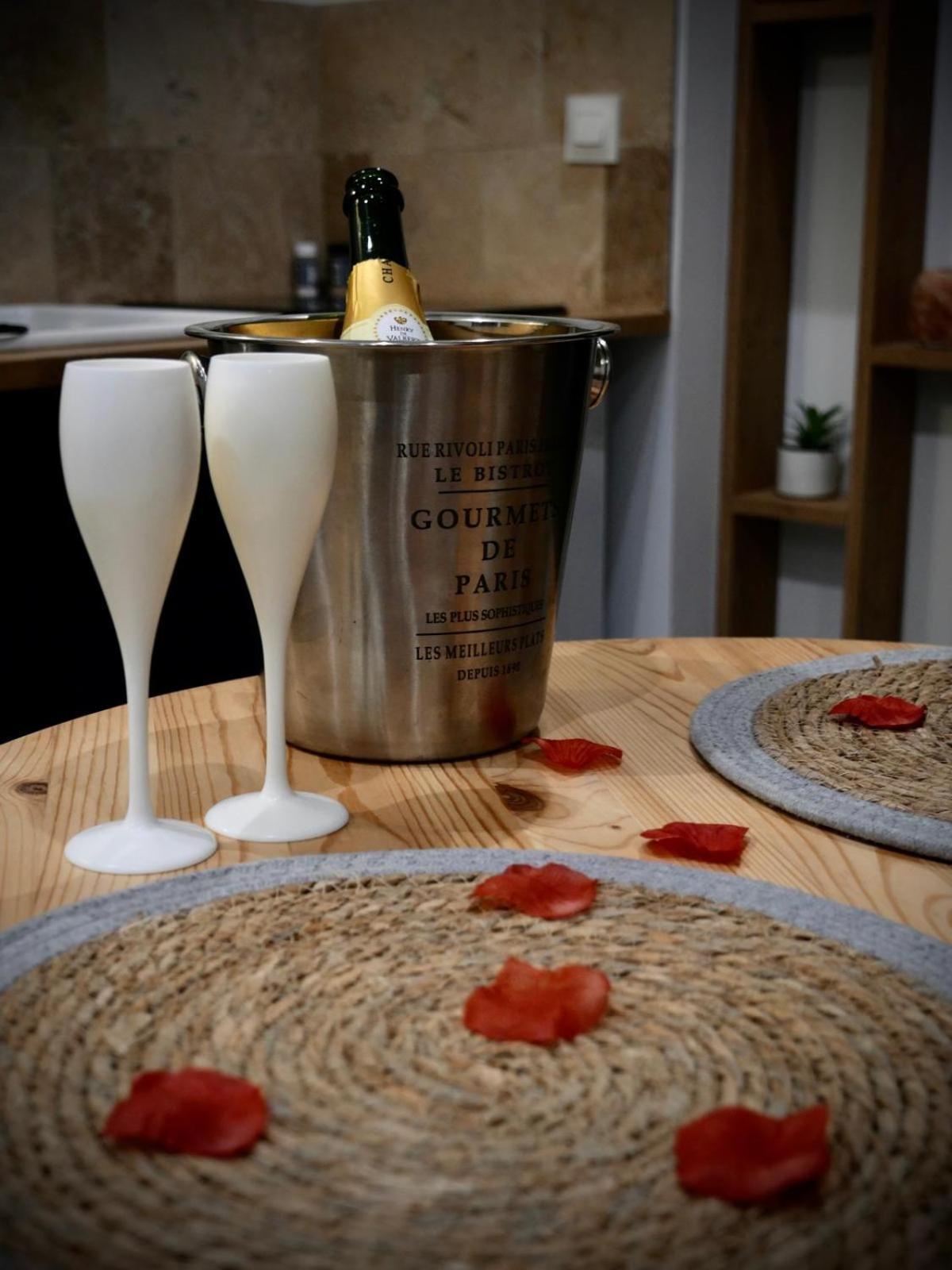 Maison Prestige Le Donjon Des Plaisirs Jacuzzi Montluel Εξωτερικό φωτογραφία