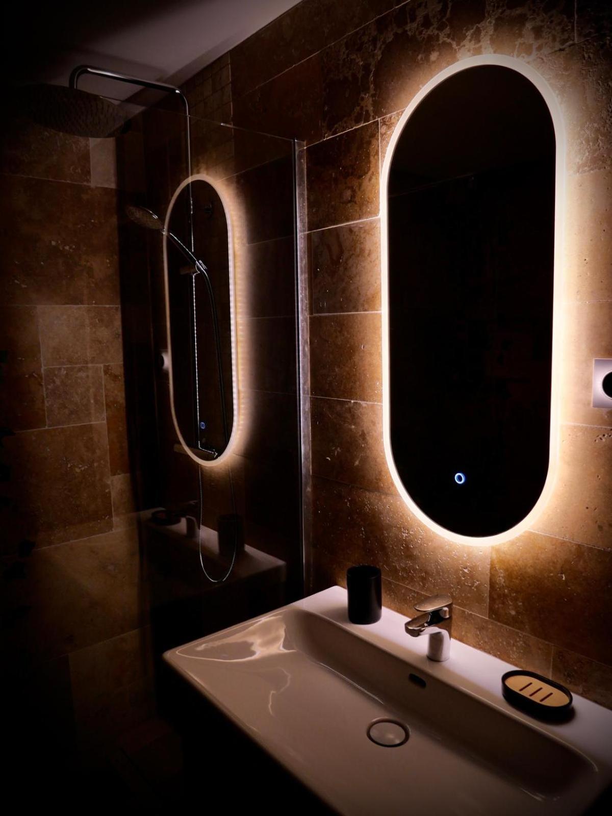 Maison Prestige Le Donjon Des Plaisirs Jacuzzi Montluel Εξωτερικό φωτογραφία