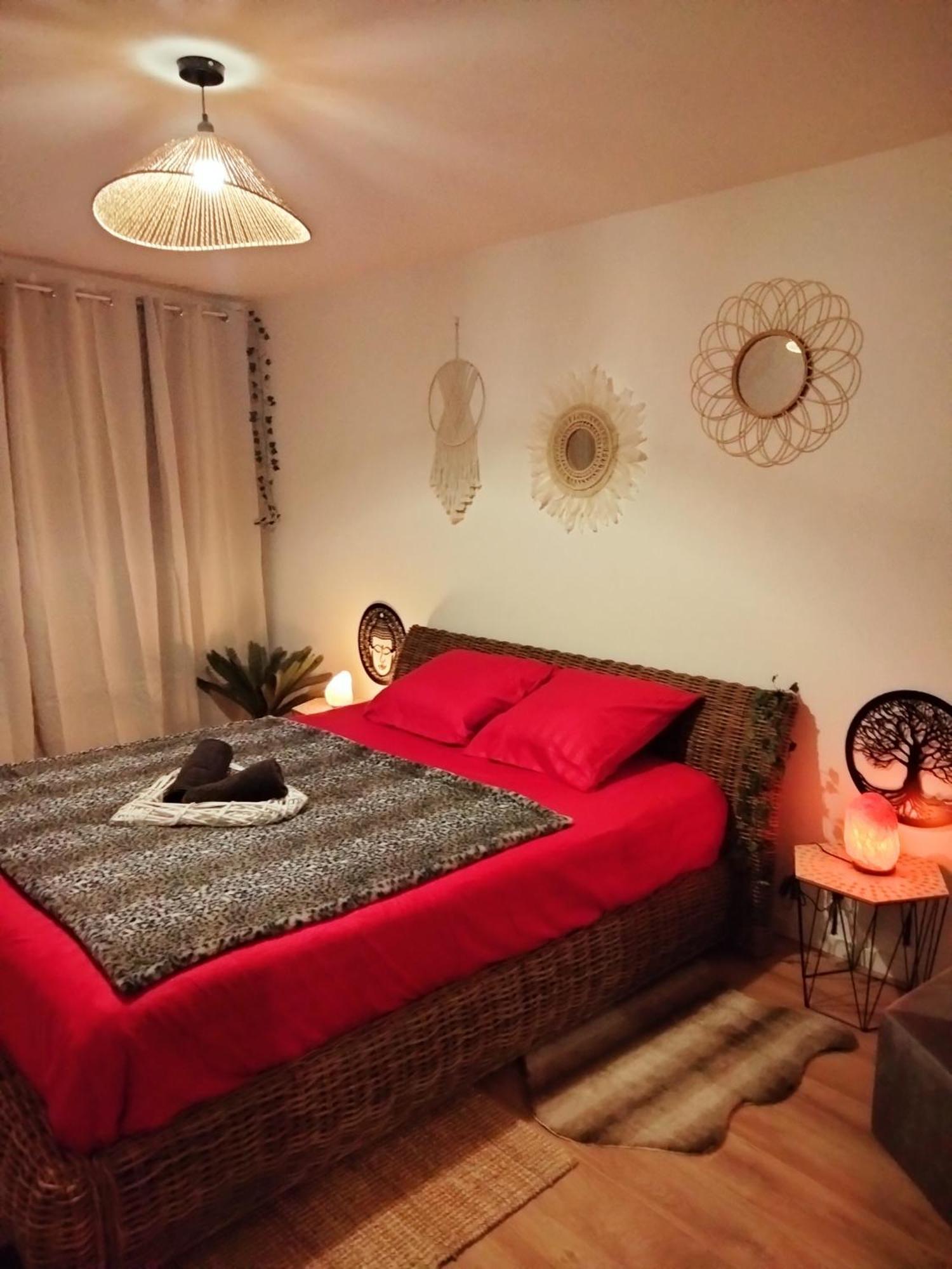 Maison Prestige Le Donjon Des Plaisirs Jacuzzi Montluel Εξωτερικό φωτογραφία