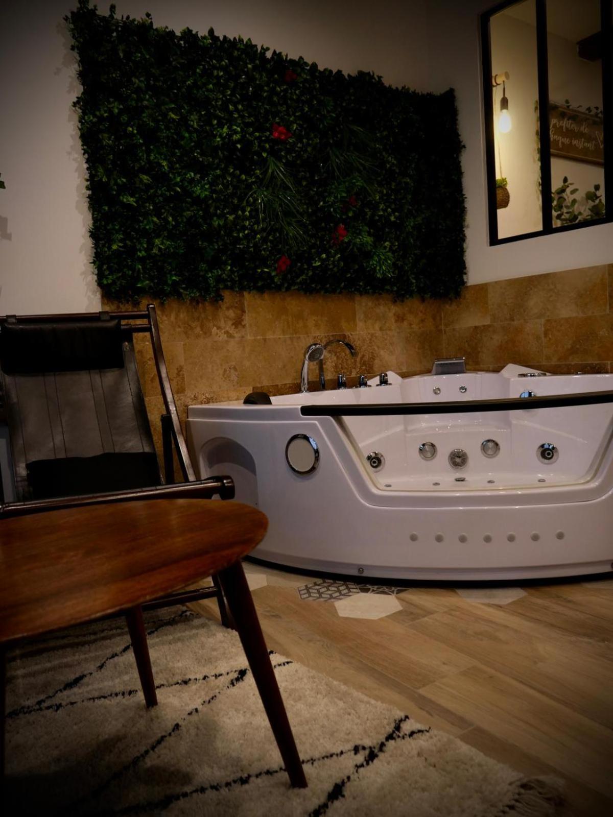 Maison Prestige Le Donjon Des Plaisirs Jacuzzi Montluel Εξωτερικό φωτογραφία