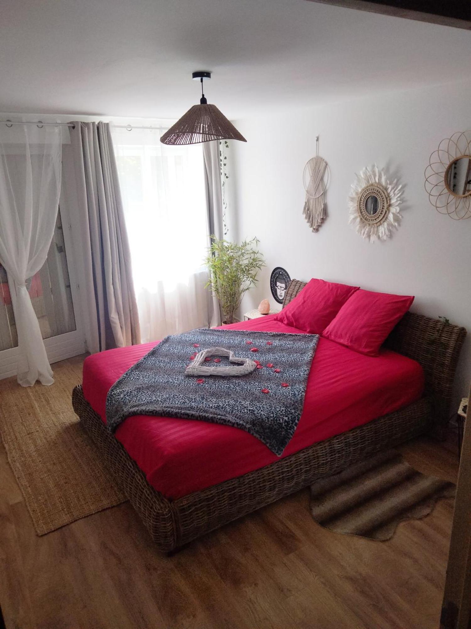 Maison Prestige Le Donjon Des Plaisirs Jacuzzi Montluel Εξωτερικό φωτογραφία