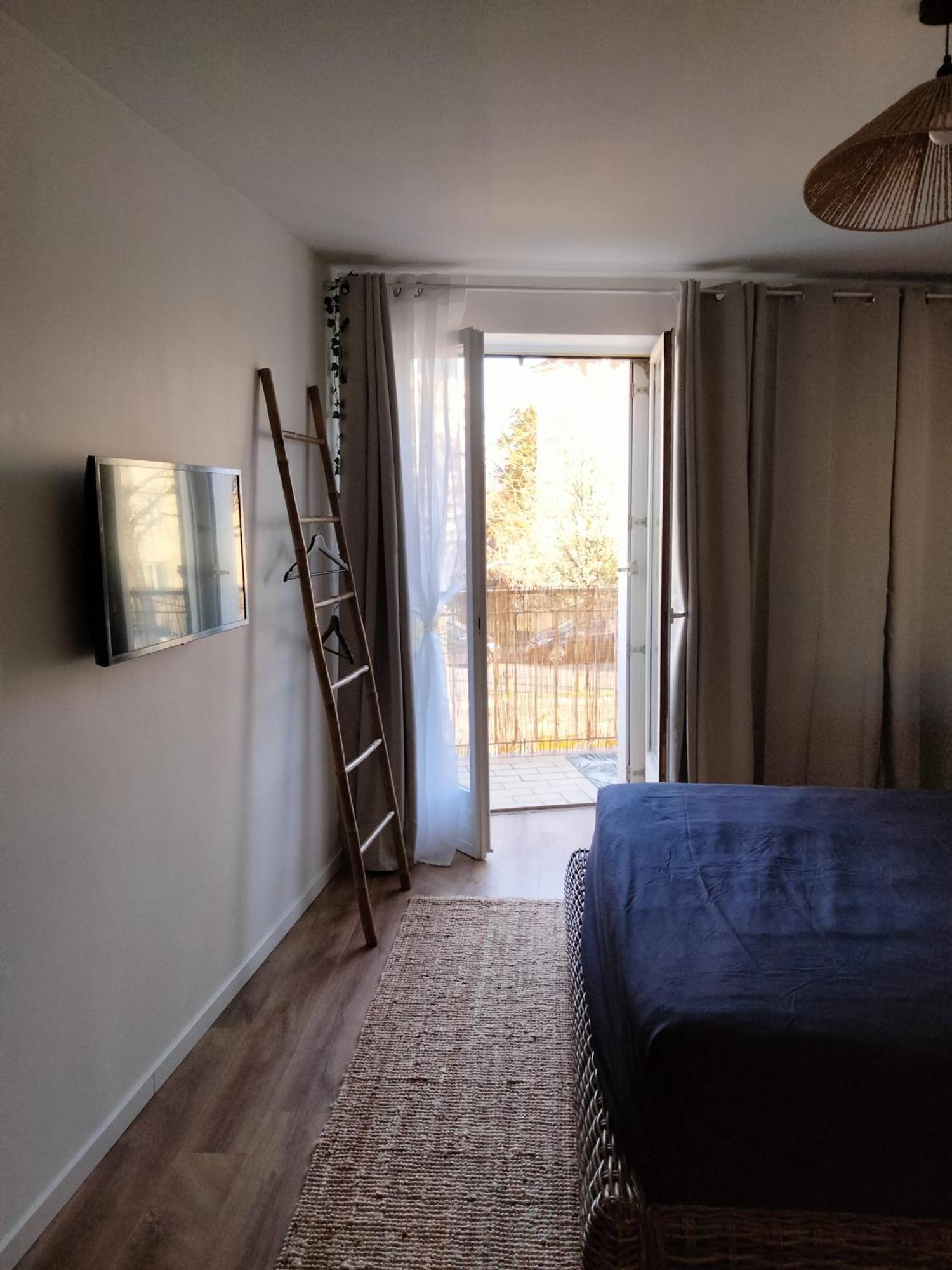 Maison Prestige Le Donjon Des Plaisirs Jacuzzi Montluel Εξωτερικό φωτογραφία