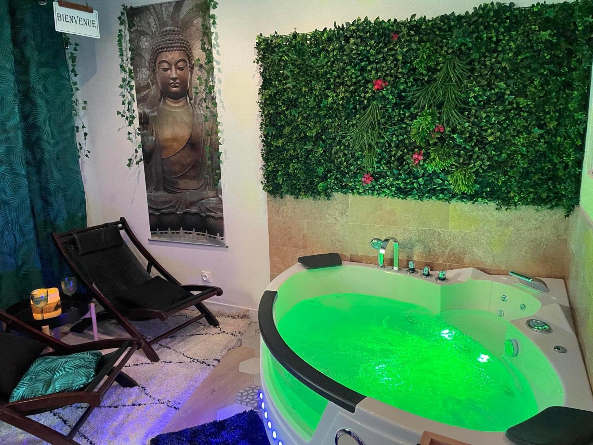 Maison Prestige Le Donjon Des Plaisirs Jacuzzi Montluel Εξωτερικό φωτογραφία